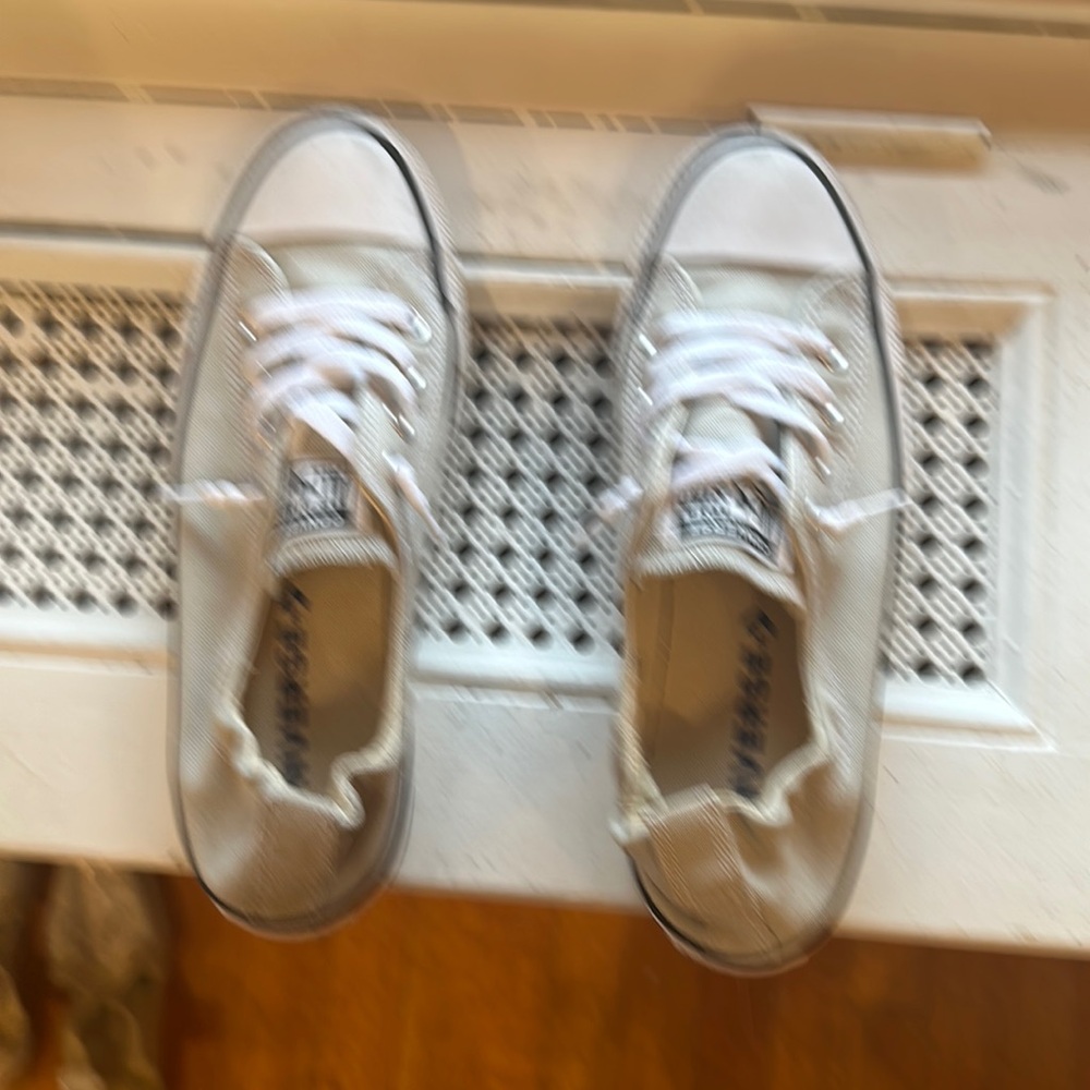 Women’s converse never worn